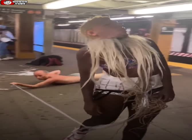 Video :A strange scene in a subway station